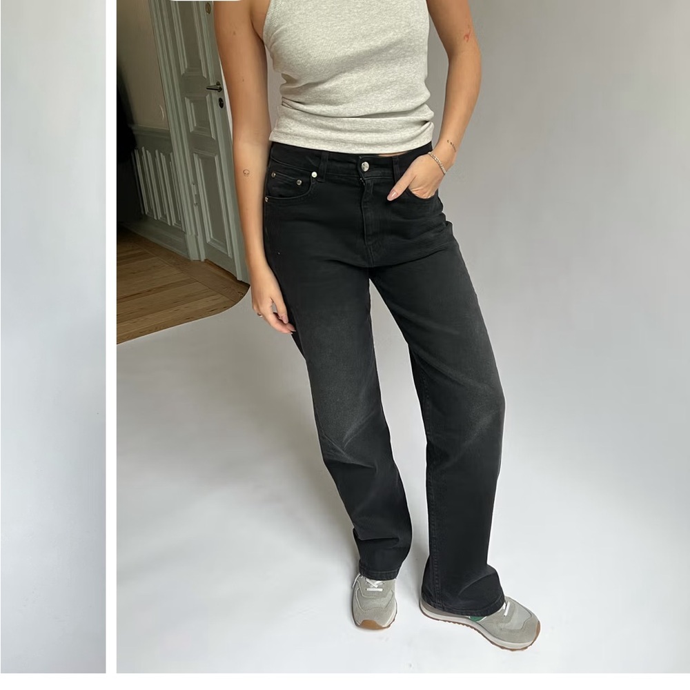 Djerf Avenue Straight Jeans Black in size 30